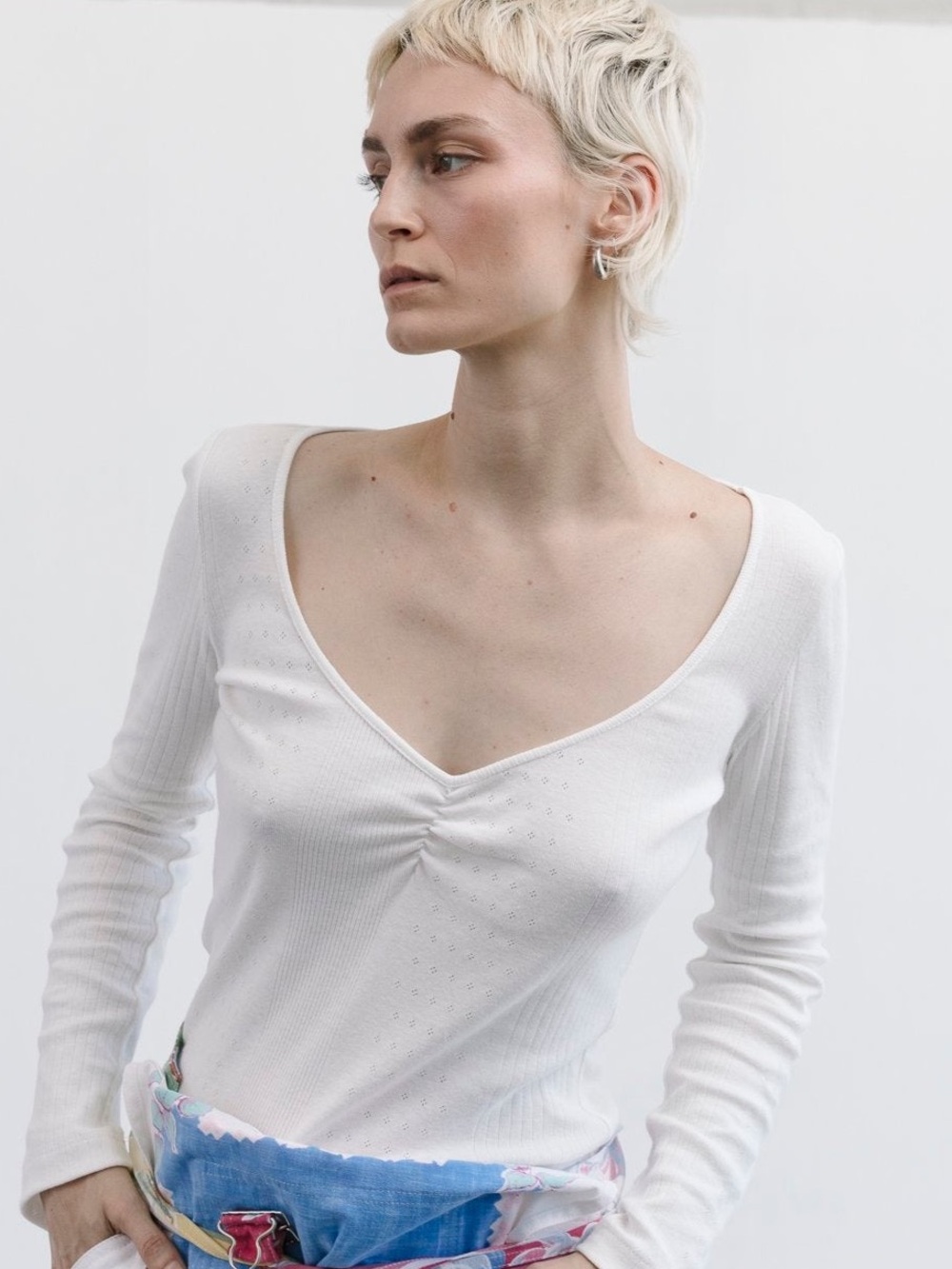 Carlene White Long-Sleeve V-Neck  Top size large